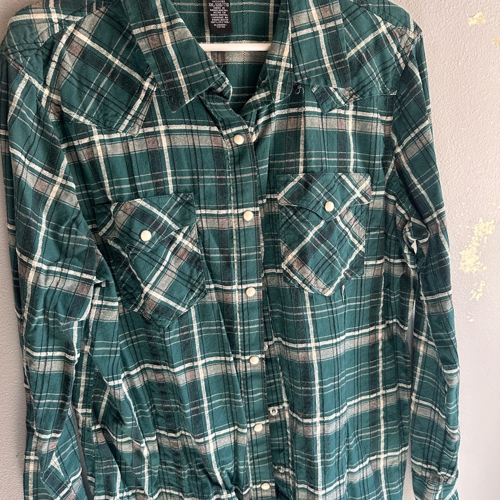 Wrangler Green and White Plaid Button-Up Shirt